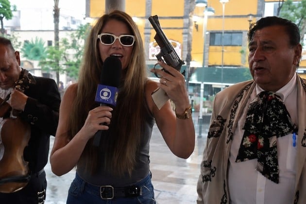 El mariachi sacó un arma mientras era entrevistado en vivo por una periodista.