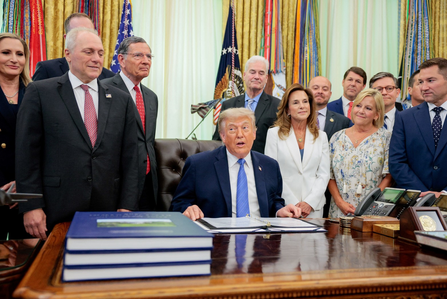 El presidente estadounidense Donald Trump habla en el Despacho Oval mientras firma la Ley de Seguridad para Estados Unidos.
