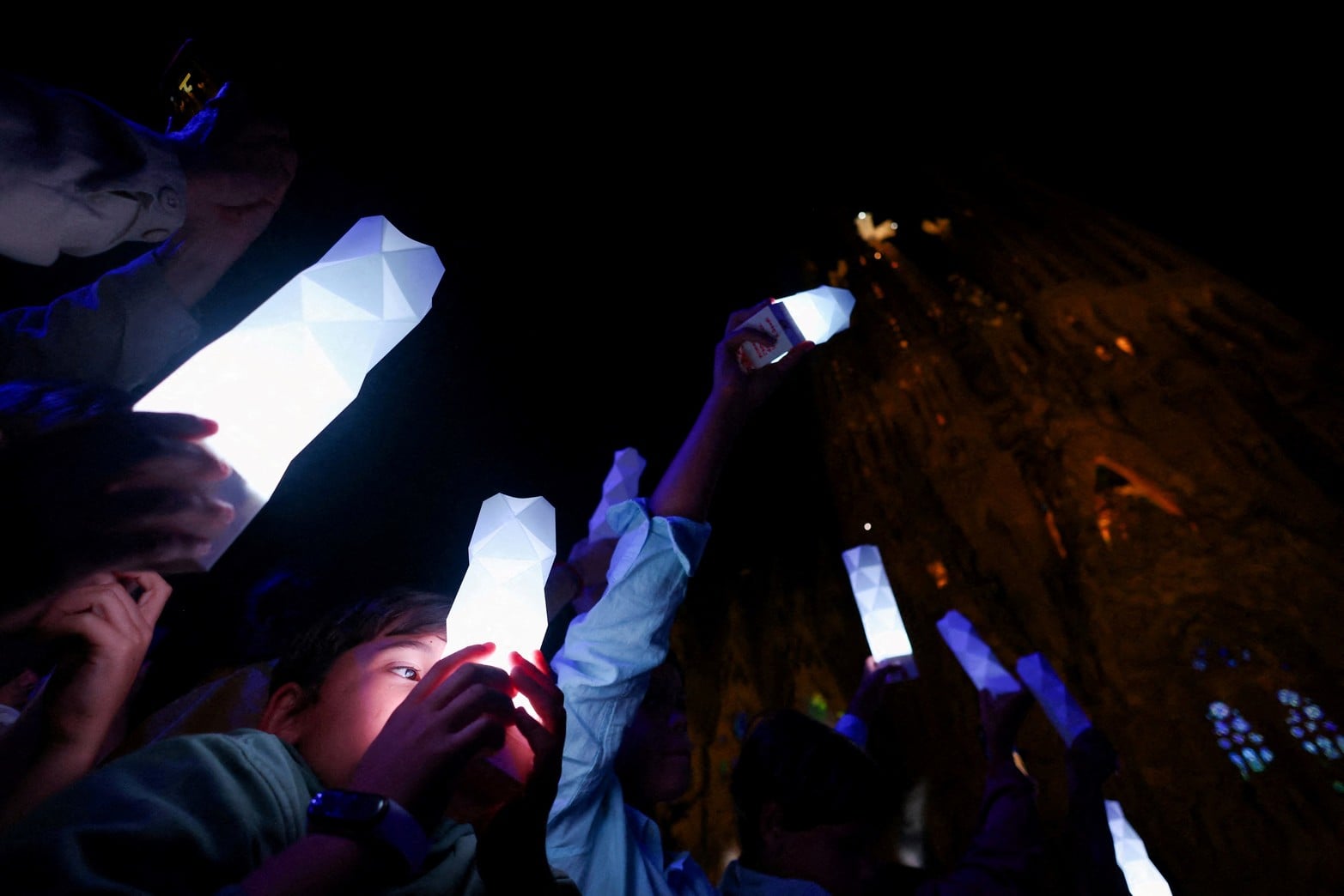 Fieles asisten a la bendición e inauguración de la Torre de Jesucristo en la Basílica de la Sagrada Familia. REUTERS/Yara Nardi     