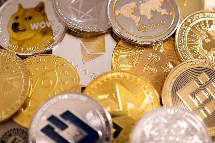 FILE PHOTO: A representations of cryptocurrencies in this illustration taken, January 24, 2022. REUTERS/Dado Ruvic/Illustration/File Photo
