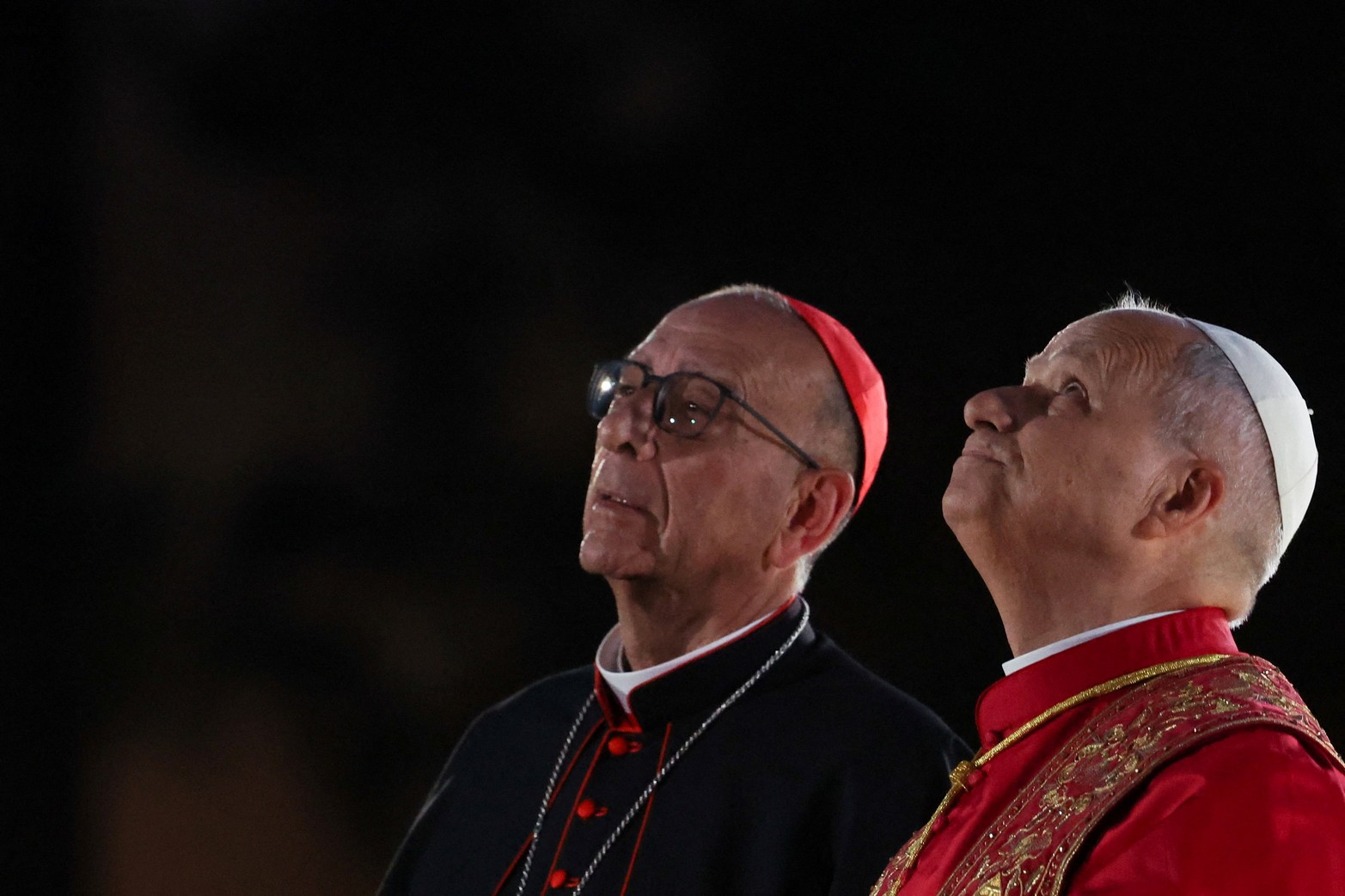 El papa León XIV alza la vista durante la bendición e inauguración de la Torre de Jesucristo en la Basílica de la Sagrada Familia.