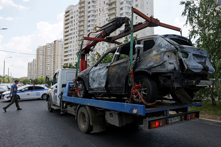 A wrecked car is being removed from the scene of a car explosion, which killed the driver, in the city of Balashikha in the Moscow region, Russia, June 9, 2026. REUTERS/Yulia Morozova