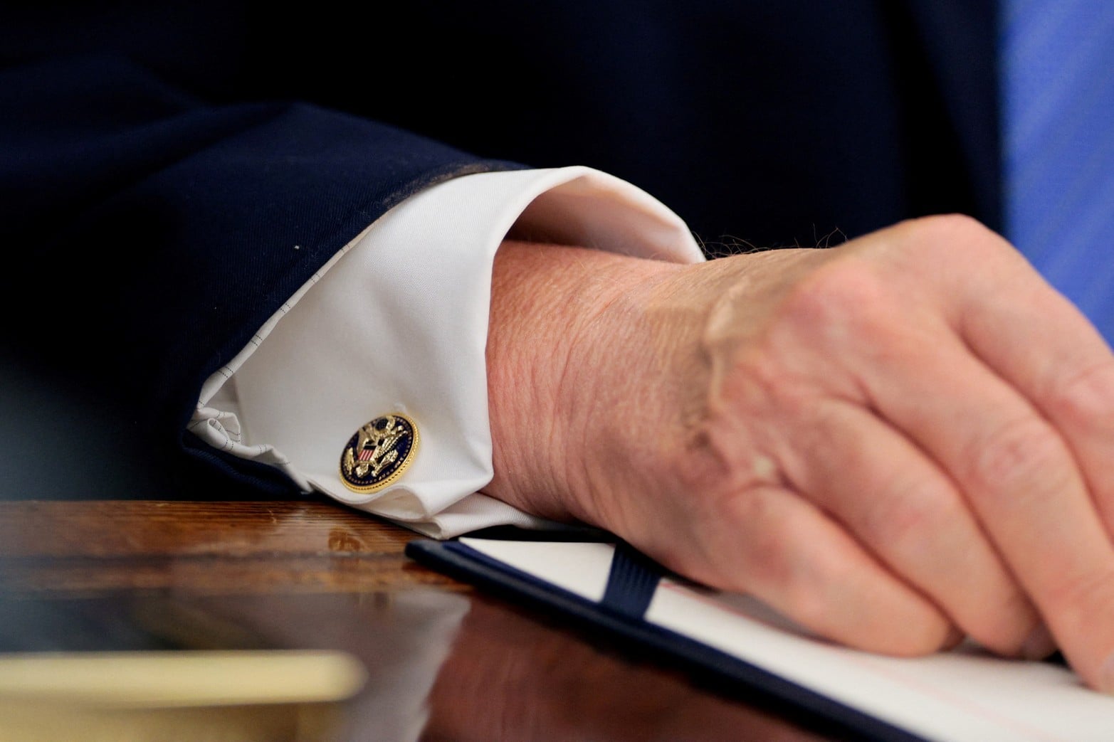 El presidente estadounidense Donald Trump habla en el Despacho Oval mientras firma la Ley de Seguridad para Estados Unidos.
