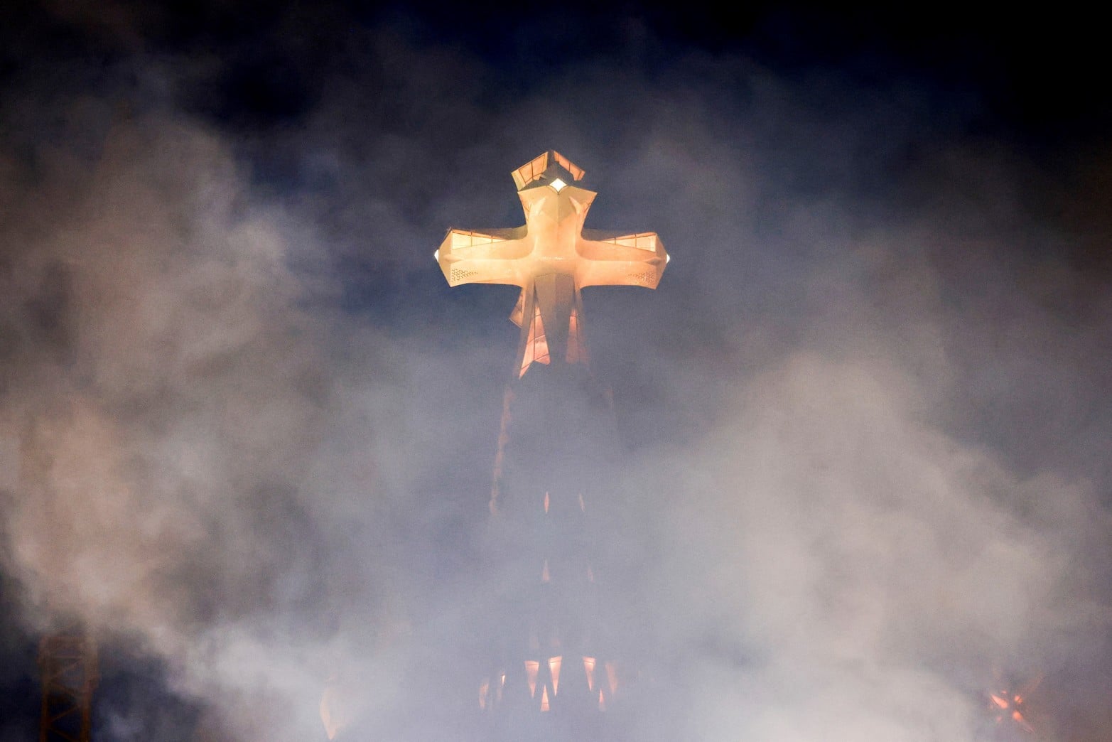 La cruz que corona la torre de Jesucristo de la Basílica de la Sagrada Familia el día de su bendición e inauguración, durante el viaje apostólico del Papa León XIV.