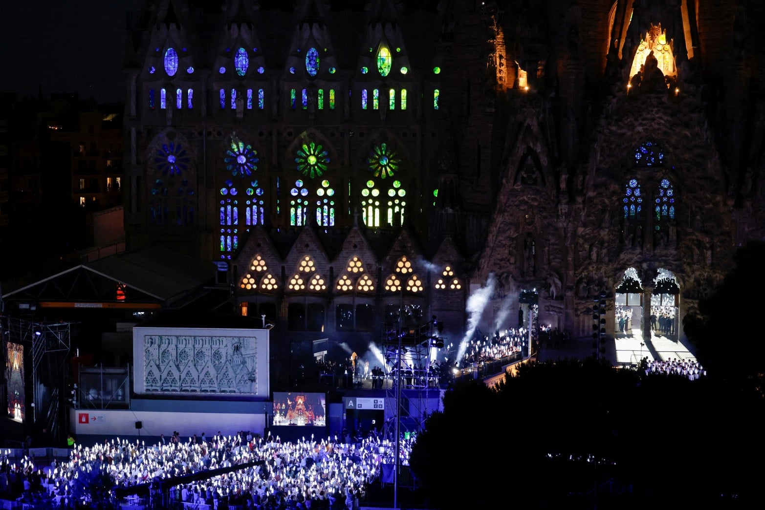 Fieles se congregan frente a la Basílica de la Sagrada Familia, el día en que el Papa León XIV bendice la Torre de Jesucristo.