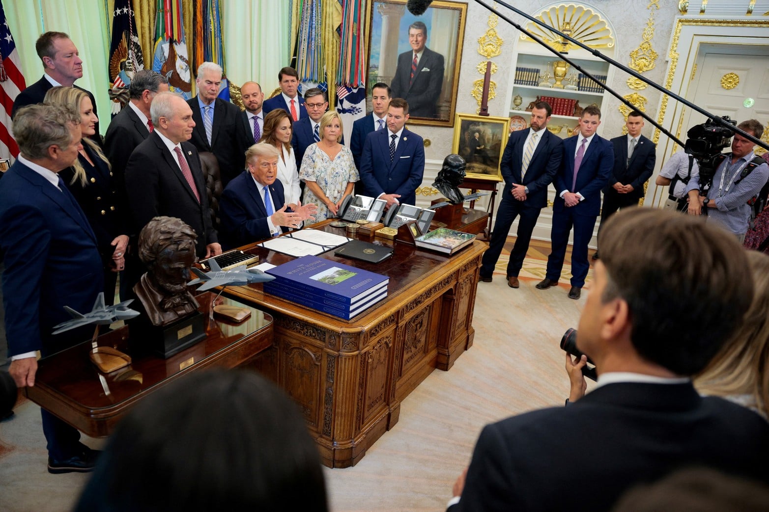 El presidente estadounidense Donald Trump habla en el Despacho Oval mientras firma la Ley de Seguridad para Estados Unidos.