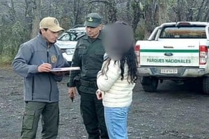 Los turistas ignoraron la señalización que prohibía el acceso.