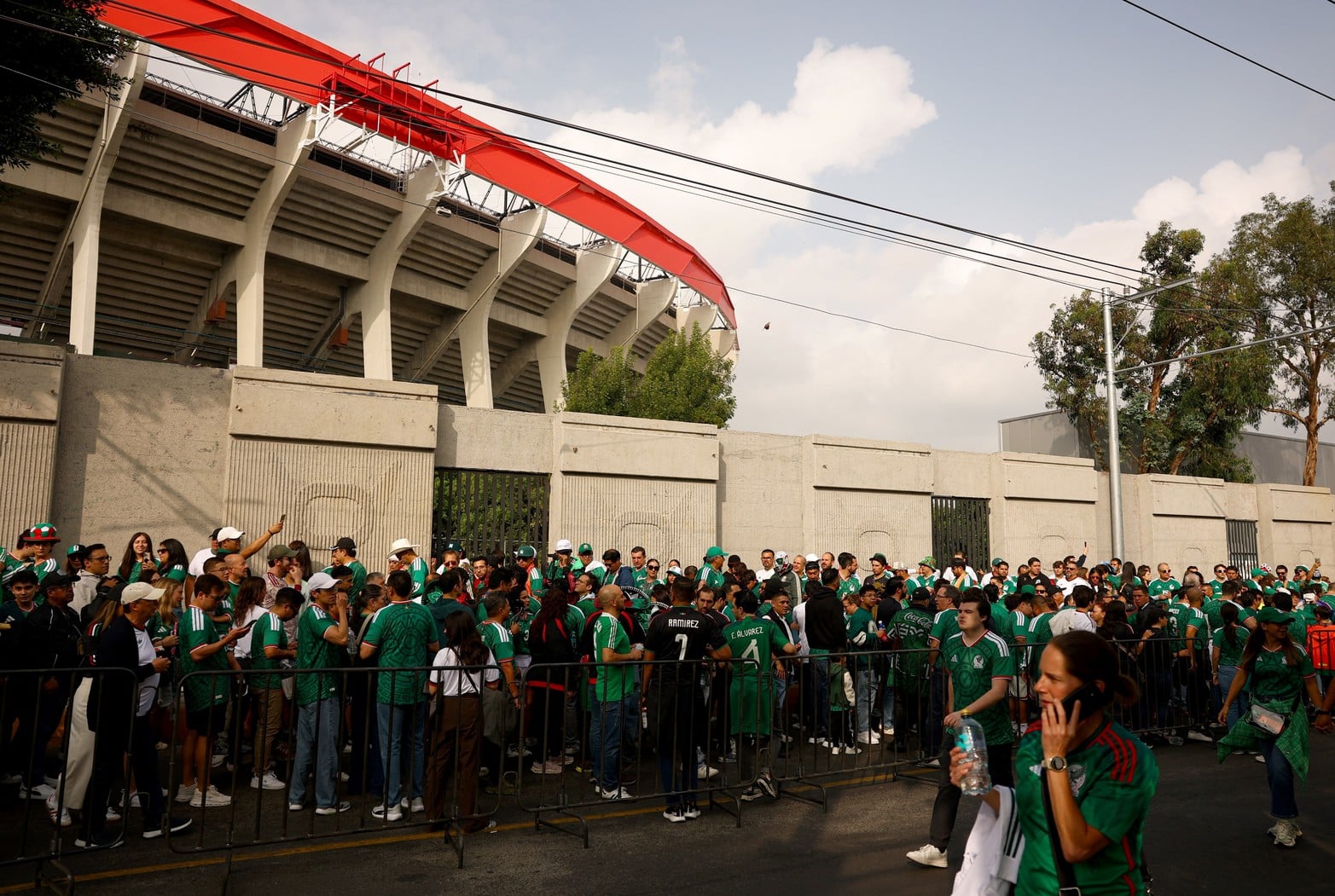 México vs. Sudáfrica - Estadio Azteca, Ciudad de México, México - 11 de junio de 2026
Vista general de los hinchas mexicanos fuera del estadio antes del partido 