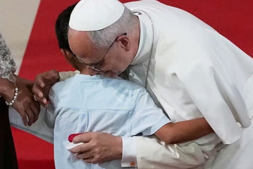 El encuentro entre el niño y el Pontífice ocurrió en la parroquia Sant Agustí de Barcelona.