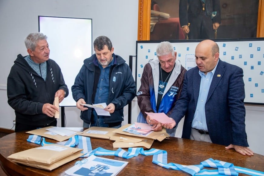 Casi 500 cartas para Malvinas: estudiantes de Esperanza homenajearon a los veteranos