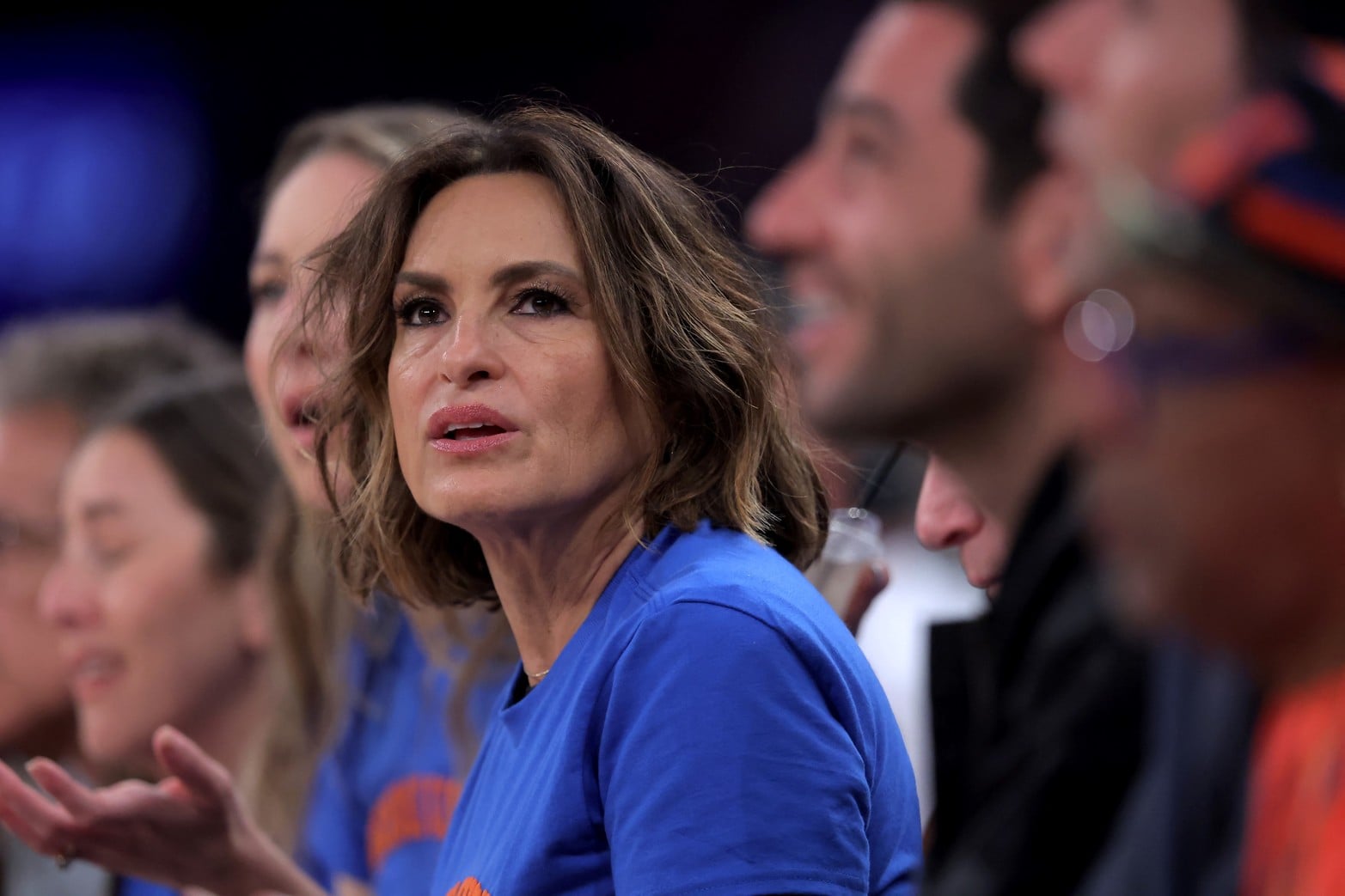 Mariska Hargitay mirando atentamente lo que ocurre en la cancha.