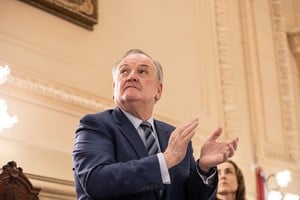 El presidente provisional de la Cámara de Senadores, Felipe Michlig, mientras se iza la bandera en el mástil del recinto. Foto: Gentileza Prensa Casa de Gobierno.