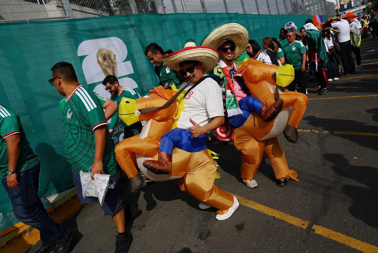 Soccer Football -Copa Mundial de la FIFA 2026 - Grupo A - México vs. Sudáfrica - Estadio Azteca, Ciudad de México, México - 11 de junio de 2026
Los hinchas mexicanos visten disfraces al entrar al estadio antes del partido. 