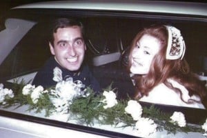 "Una madrugada de 1974, el teniente primero Juan Carlos Gambandé fue asesinado por un comando del ERP. Llegaron en un Ford Falcon robado, bajaron y le metieron dos tiros (...)". Su mujer estaba embarazada.