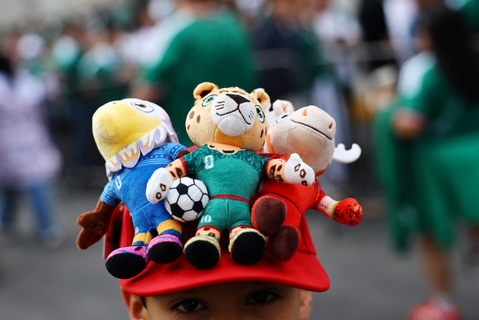 Fútbol - Copa Mundial de la FIFA 2026 - Grupo A - México vs. Sudáfrica - Estadio Azteca, Ciudad de México, México - 11 de junio de 2026
Un aficionado luce una gorra con las mascotas de la Copa Mundial de la FIFA 2026: Maple el Alce, Zayu el Jaguar y Clutch el Águila Calva, a las afueras del estadio antes del partido.REUTERS/Kai Pfaffenbach