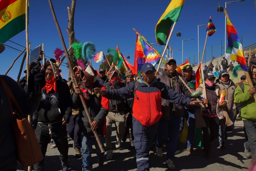 (260610) -- EL ALTO, 10 junio, 2026 (Xinhua) -- Manifestantes participan en una marcha convocada por la Central Obrera Boliviana, campesinos, mineros, profesores rurales y otros sectores sociales, en El Alto, Bolivia, el 10 de junio de 2026. La presión sobre el presidente de Bolivia, Rodrigo Paz Pereira, aumentó el miércoles después de que organizaciones sociales, empresariales y políticas exigieron la declaración de "estado de excepción" para enfrentar la crisis, a 41 días del inicio de bloqueos y movilizaciones que afectan el abastecimiento de alimentos, combustibles y otros insumos en gran parte del país, difundió la prensa boliviana. (Xinhua/Str) (da) (ce)