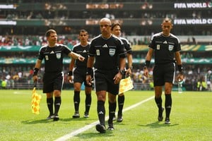 Wilton Sampaio dirigió el partido inaugural entre México y Sudáfrica en el Estadio Azteca. Foto: Reuters