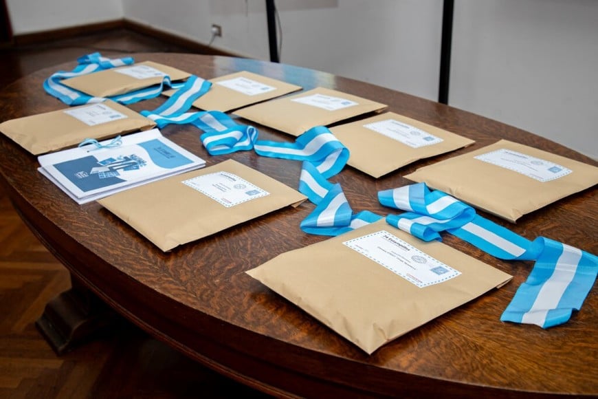 Casi 500 cartas para Malvinas: estudiantes de Esperanza homenajearon a los veteranos