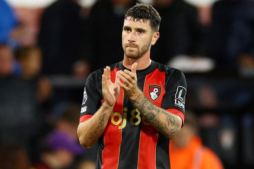 Soccer Football - Premier League - AFC Bournemouth v Southampton - Vitality Stadium, Bournemouth, Britain - September 30, 2024
AFC Bournemouth's Marcos Senesi celebrates after the match REUTERS/Andrew Boyers EDITORIAL USE ONLY. NO USE WITH UNAUTHORIZED AUDIO, VIDEO, DATA, FIXTURE LISTS, CLUB/LEAGUE LOGOS OR 'LIVE' SERVICES. ONLINE IN-MATCH USE LIMITED TO 120 IMAGES, NO VIDEO EMULATION. NO USE IN BETTING, GAMES OR SINGLE CLUB/LEAGUE/PLAYER PUBLICATIONS. PLEASE CONTACT YOUR ACCOUNT REPRESENTATIVE FOR FURTHER DETAILS..
