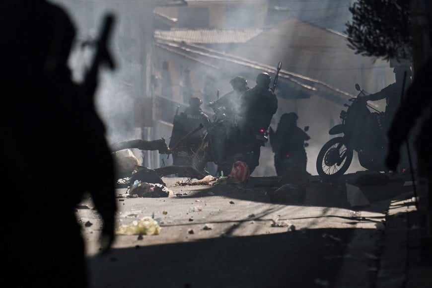 Police officers disperse demonstrators during a protest calling for the resignation of Bolivia's President Rodrigo Paz, following weeks of protests and blockades that have caused shortages of food, fuel and medicine, in La Paz, Bolivia, June 10, 2026. REUTERS/Claudia Morales