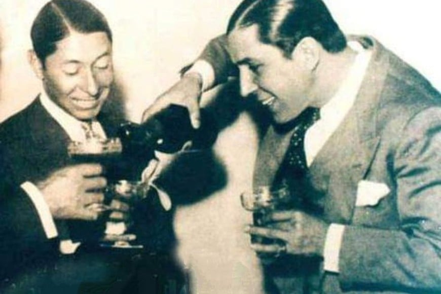 Leguisamo y Gardel. Los afiches con sus figuras honraban las paredes de la peluqueía de Mateo.
