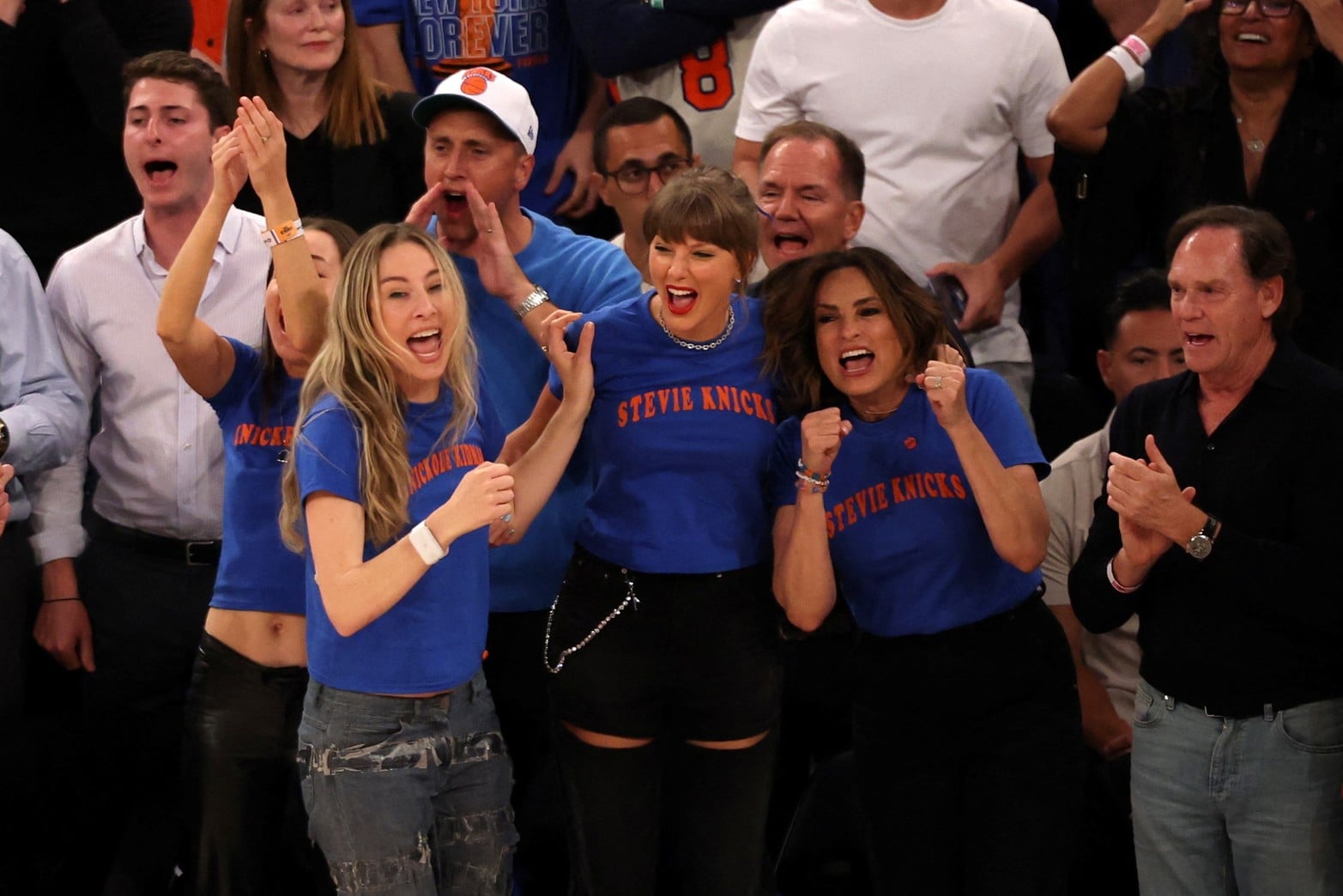 Taylor Swift junto a las hermanas HAIM y Mariska Hargitay.