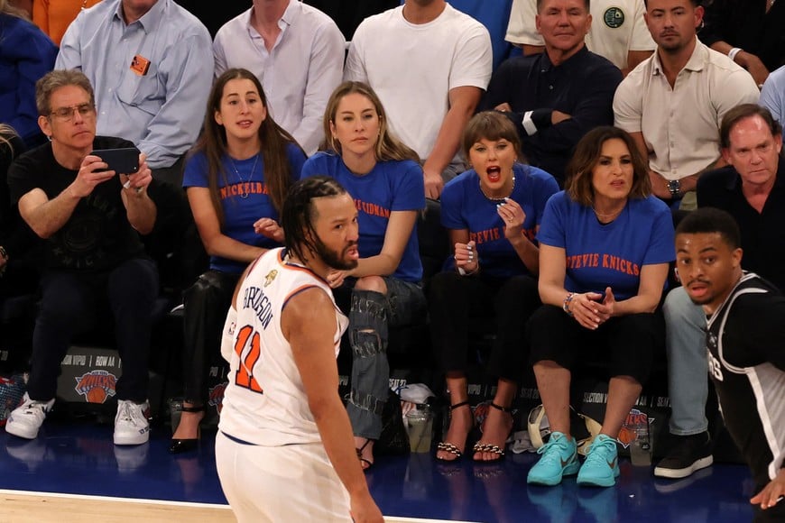 Jun 10, 2026; New York, New York, USA; Ben Stiller, Alana Haim, Este Haim, Taylor Swift and Mariska Hargitay react in the second quarter between the New York Knicks and the San Antonio Spurs during game four of the 2026 NBA Finals at Madison Square Garden. Mandatory Credit: Geoff Burke-Imagn Images