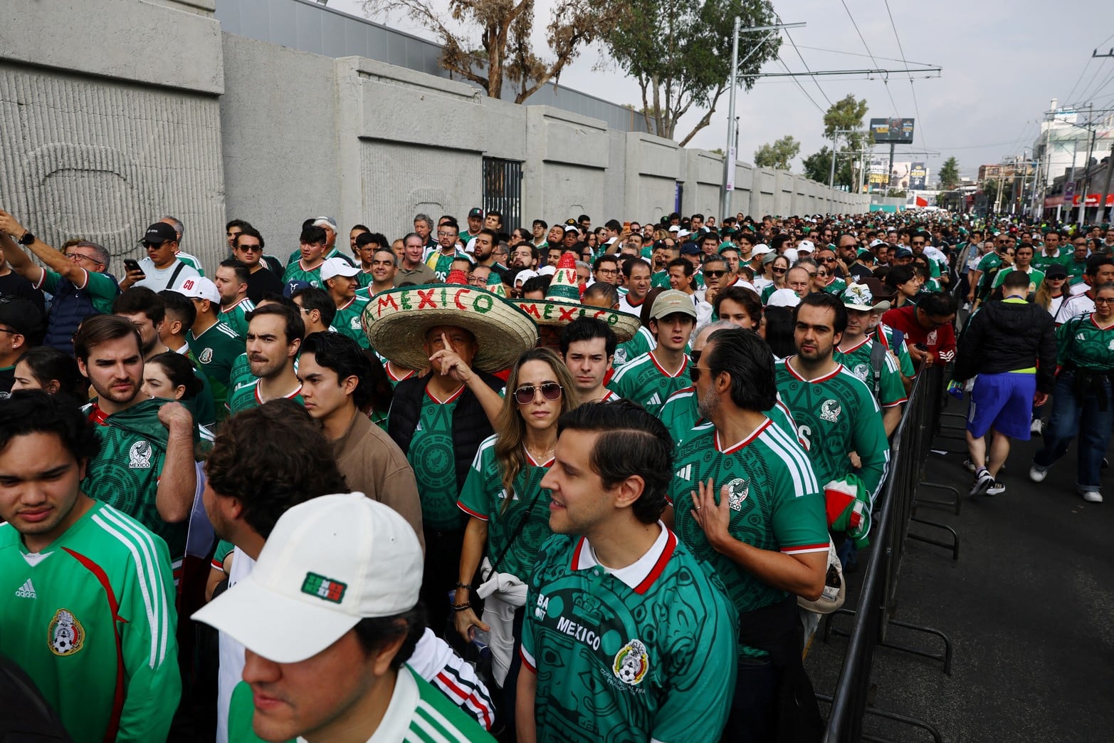 - Copa Mundial de la FIFA 2026 - Grupo A - México vs. Sudáfrica - Estadio Azteca, Ciudad de México, México - 11 de junio de 2026
Los hinchas mexicanos visten disfraces al entrar al estadio antes del partido. 