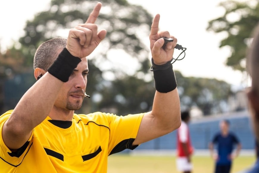 En caso de considerar que la jugada merece una revisión más detallada, recomiendan la llamada "On Field Review"