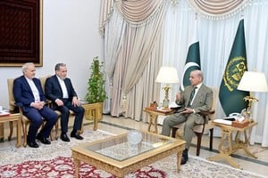 El primer ministro de Pakistán, Shehbaz Sharif, junto al ministro de Relaciones Exteriores de Irán, Abbas Araqchi, el pasado mes de abril. Crédito: Pakistan's Prime Minister Office