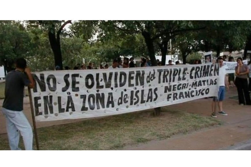 Reclamo de justicia por la muerte de los tres pescadores de Reconquista en los primeros momentos del caso que conmocionó al norte provincial.