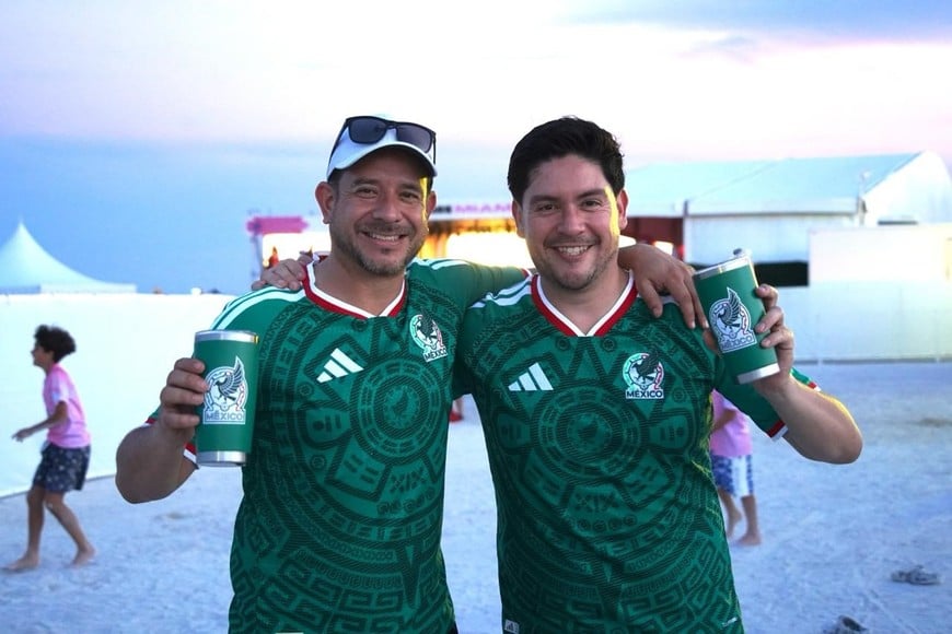 Los mexicanos y un buen trago para festejar el triunfo ante Sudáfrica