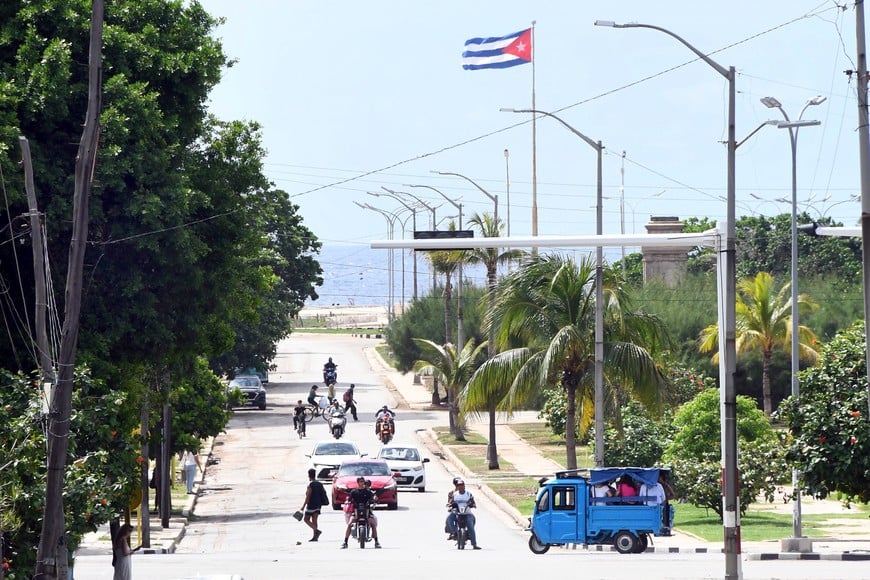 (260612) -- LA HABANA, 12 junio, 2026 (Xinhua) -- Imagen del 11 de junio de 2026 de vehículos circulando por una calle, en La Habana, capital de Cuba. (Xinhua/Joaquín Hernández) (jh) (jg) (ra) (ce)