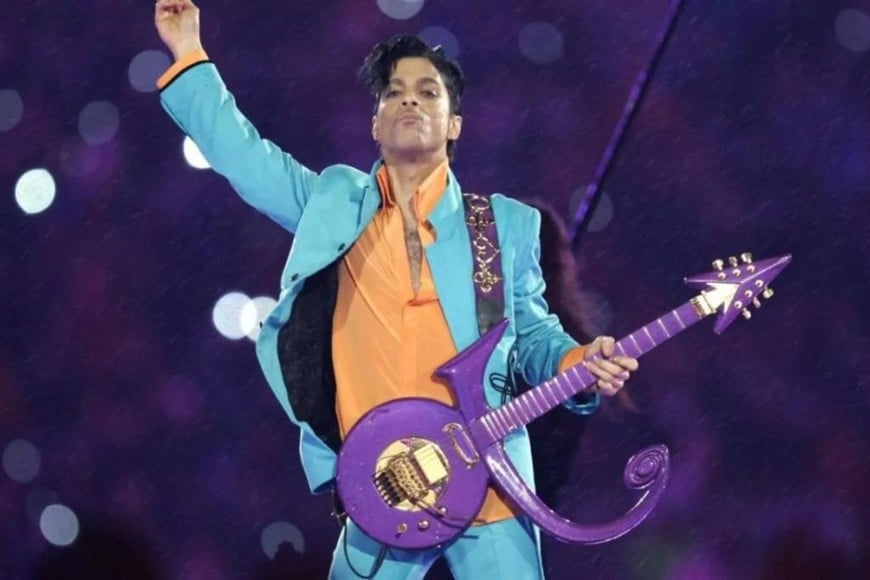 Prince con la icónica guitarra que replica el símbolo que eligió para identificarse: la superposición de lo masculino y lo femenino