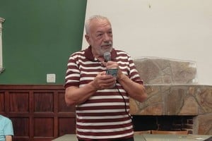 Oscar Agú, presidente de la Filial Santa Fe, inaugurando un café literario de la institución. Foto: Gentileza Sade Santa Fe