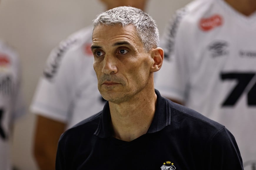 Soccer Football - Brasileiro Championship - Santos v Sport Recife - Estadio Urbano Caldeira, Santos, Brazil - November 28, 2025
Santos coach Juan Vojvoda REUTERS/Thiago Bernardes