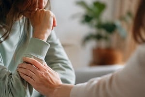 Especialistas en salud mental destacan que la comunidad tiene un papel fundamental en la prevención