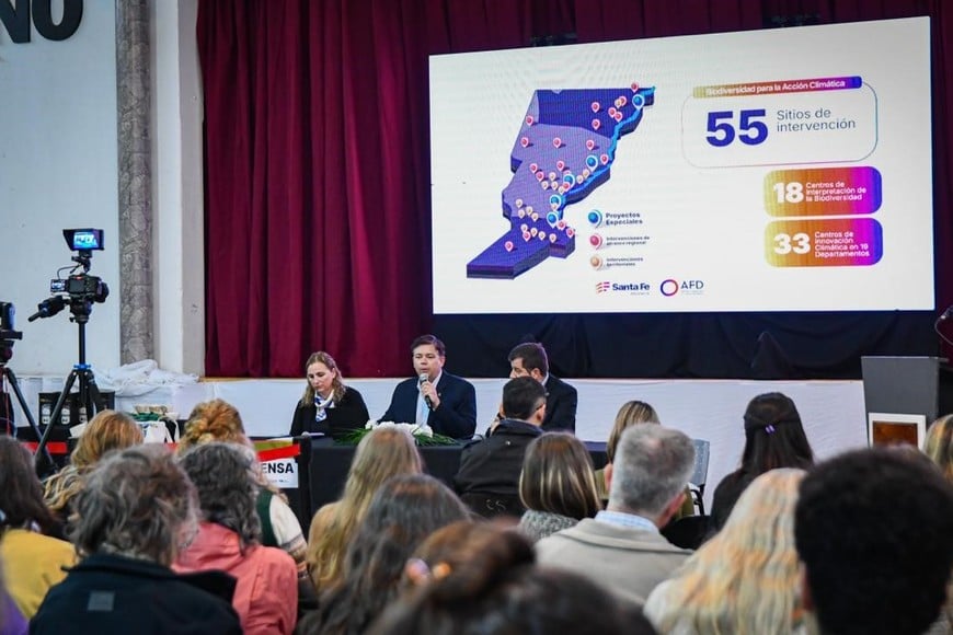 El l ministro señaló que “ambiente y producción son dos caras de una misma moneda, ya que para cuidar el ambiente hay que contemplar la producción; de lo contrario, nuestro trabajo será en vano”.