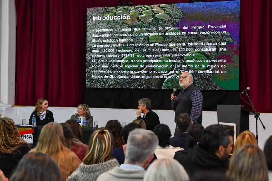 El l ministro señaló que “ambiente y producción son dos caras de una misma moneda, ya que para cuidar el ambiente hay que contemplar la producción; de lo contrario, nuestro trabajo será en vano”.