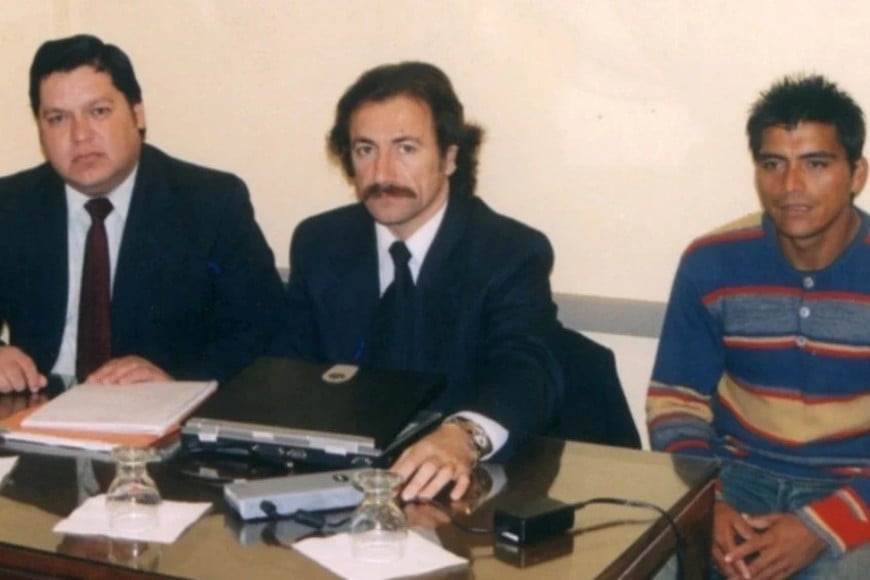 Un joven Carlos Cano junto a sus abogados, 25 años atrás, en el comienzo de un devenir procesal que aún no llegó a su fin.