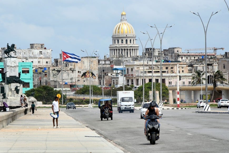 (260612) -- LA HABANA, 12 junio, 2026 (Xinhua) -- Imagen del 11 de junio de 2026 de vehículos circulando por el Malecón, en La Habana, capital de Cuba. (Xinhua/Joaquín Hernández) (jh) (jg) (ra) (ce)