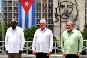 El presidente cubano, Miguel Díaz-Canel (c), el primer ministro cubano, Manuel Marrero (d), y el presidente de la Asamblea Nacional del Poder Popular, Esteban Lazo (i), ante el Monumento a José Martí, en La Habana, capital de Cuba. Foto: Xinhua / Joaquín Hernández.