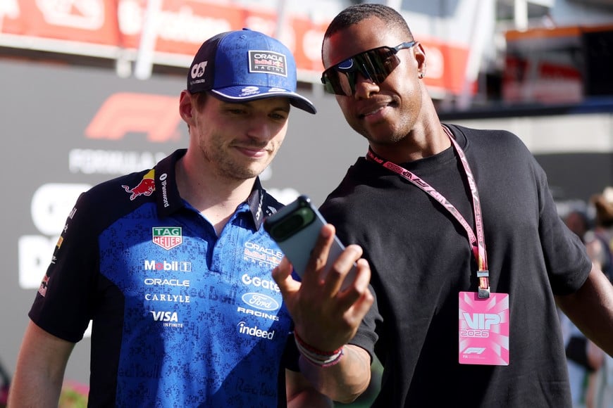 Formula One F1 - Barcelona-Catalunya Grand Prix - Circuit de Barcelona-Catalunya, Barcelona, Spain - June 12, 2026
Red Bull's Max Verstappen poses for a selfie with a spectator after practice REUTERS/Bruna Casas