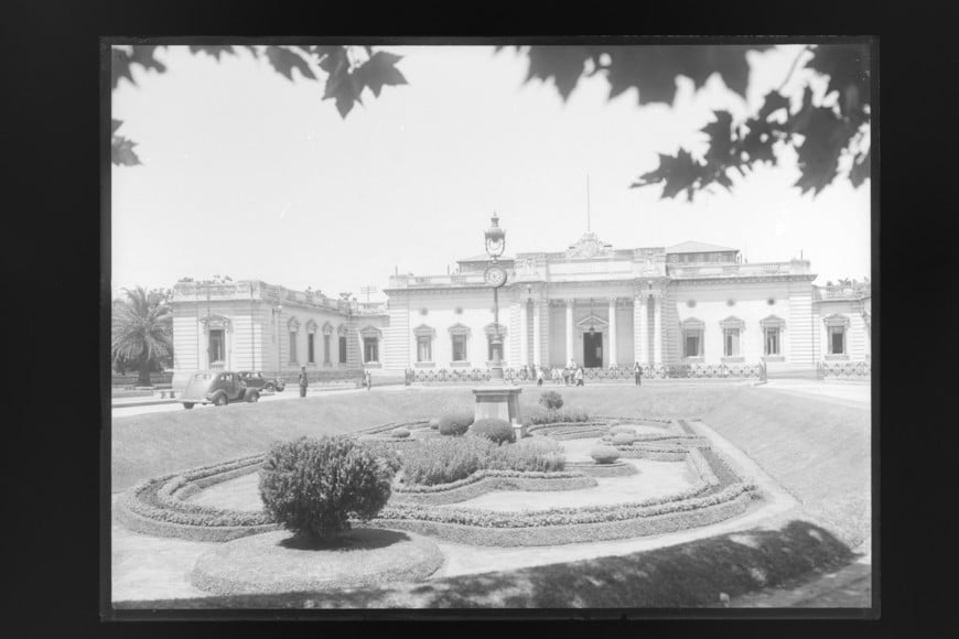 Plaza onda con reloj, plaza Italia y Palacio Legislativo en otras épocas. Foto: Colección Peña (archivo El Litoral)