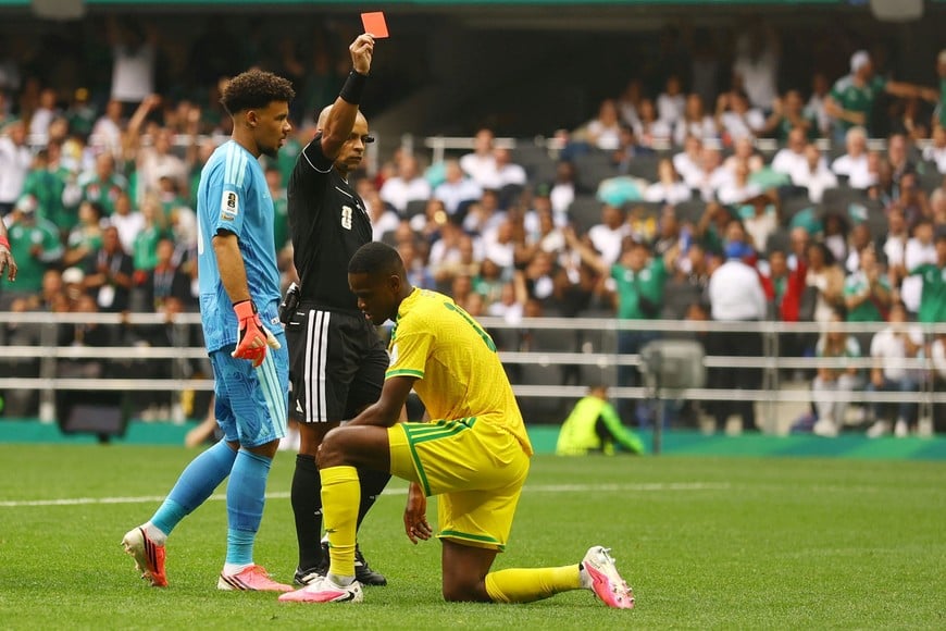 Soccer Football - FIFA World Cup 2026 - Group A - Mexico v South Africa - Estadio Azteca, Mexico City, Mexico - June 11, 2026
South Africa's Sphephelo Sithole is shown a red card by referee Wilton Sampaio
REUTERS/Hannah Mckay