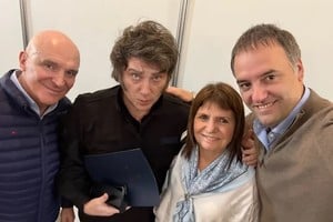 José Luis Espert (actualmente fuera de "foco"), Javier Milei, Patricia Bullrich y Manuel Adorni. Eran otros tiempos: para La Libertad Avanza, para el gobierno nacional y para el país.