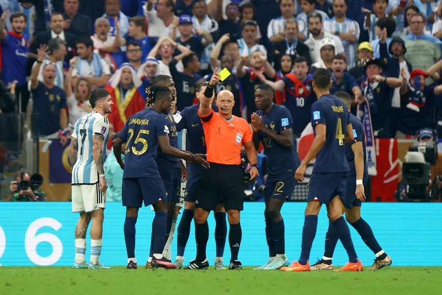 Soccer Football - FIFA World Cup Qatar 2022 - Final - Argentina v France - Lusail Stadium, Lusail, Qatar - December 18, 2022
France's Marcus Thuram is shown a yellow card by referee Szymon Marciniak REUTERS/Hannah Mckay