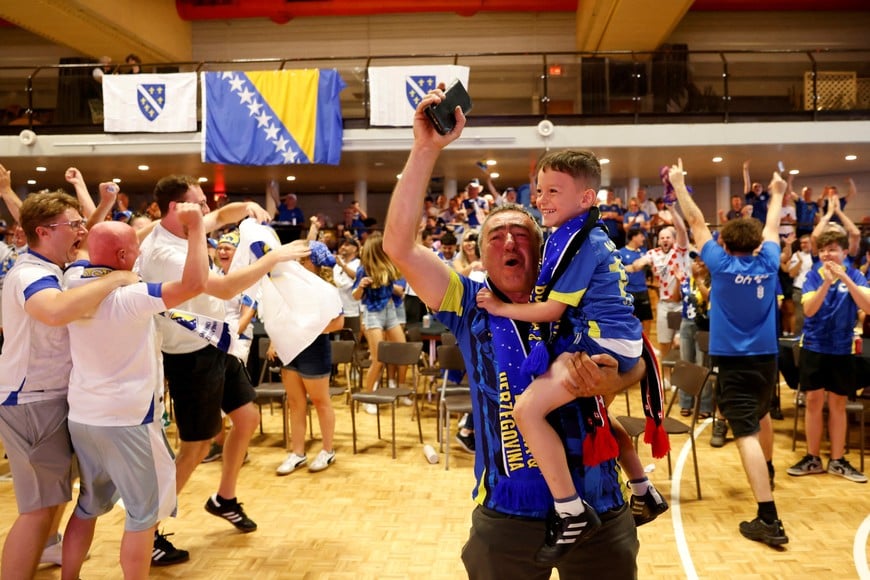 Soccer Football - FIFA World Cup 2026 - Canada v Bosnia and Herzegovina - Fans gather in Toronto - Toronto, Canada - June 12, 2026 
Bosnia and Herzegovina fans celebrate their first goal scored by Jovo Lukic REUTERS/Carlos Osorio     TPX IMAGES OF THE DAY