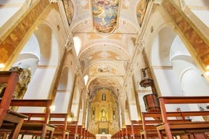 Vista amplia de la nave principal de la iglesia, en la que resalta el trabajo integrado de ambos artistas.