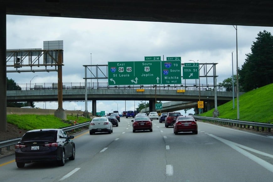 Los carteles que marcan las salidas y las rutas a tomar en una Kansas que, como toda ciudad de Estados Unidos, está repleta de esta escenografía.